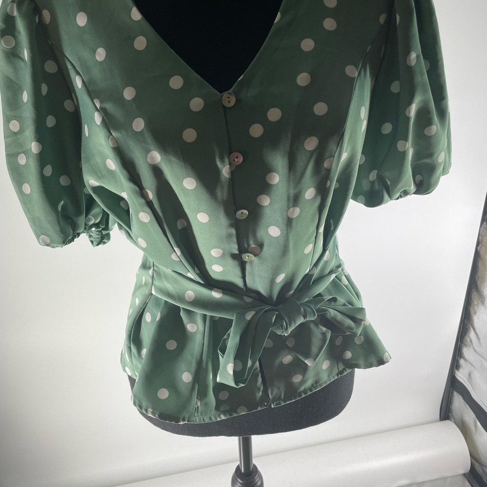 Puffed sleeve polka dot top